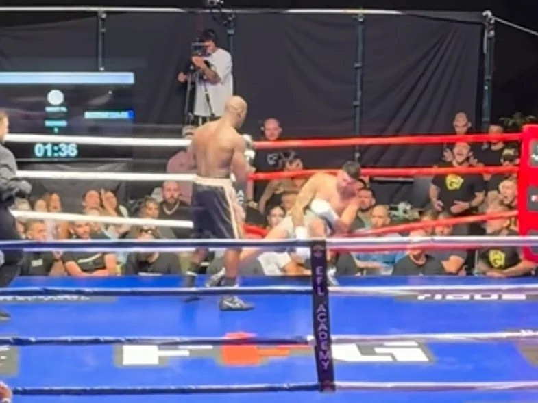 Fight for Glory 4: Άγριο νοκ-άουτ σε αγώνα πυγμαχίας στο Γαλάτσι – «Εκτοξεύτηκε» έξω από τα σχοινιά (vid)