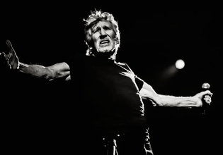Pink Floyd: Ο Ρότζερ Γουότερς επανεκτελεί το Comfortably Numb για την Γάζα – «Ποτέ ξανά απαθείς»