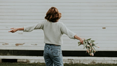 Οι νέοι κουράστηκαν από το dating και μένουν single – Το solo maxxing γίνεται επιλογή ζωής