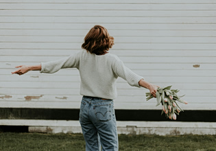 Οι νέοι κουράστηκαν από το dating και μένουν single – Το solo maxxing γίνεται επιλογή ζωής