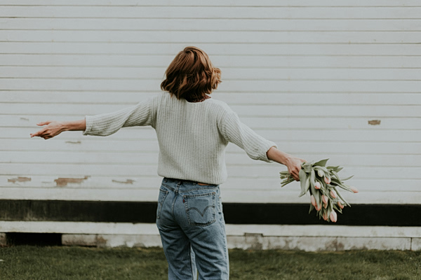 Οι νέοι κουράστηκαν από το dating και μένουν single – Το solo maxxing γίνεται επιλογή ζωής