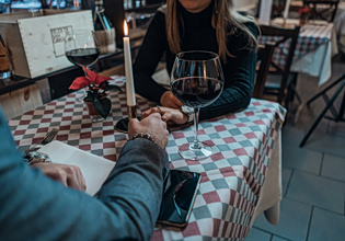 Date-flation: Ο πληθωρισμός ανεβάζει το κόστος των ραντεβού και αλλάζει το σύγχρονο dating