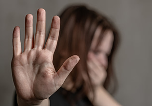 Λάρισα: Κρατούσε όμηρο την πρώην σύζυγό του με τσεκούρι και απειλούσε να την κάψει
