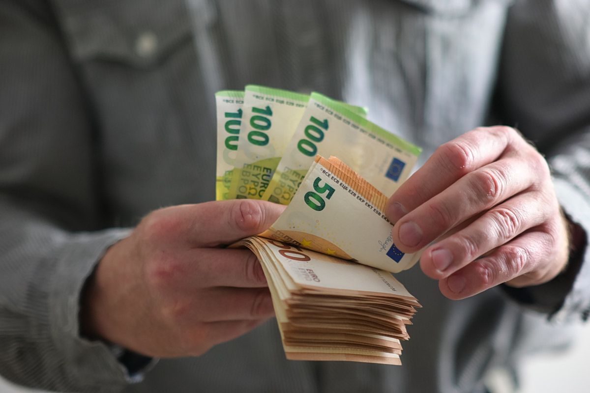 «Είναι όλα ψέματα» λέει ο 34χρονος για τις 370.000 ευρώ – «Απολύτως δικαιολογημένα τα χρήματα» τονίζει ο πατέρας του 13χρονου