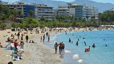 Καλοκαιρινές θερμοκρασίες και 35άρια έφερε ο Ιούνιος –  Μαζικές εξορμήσεις στις παραλίες