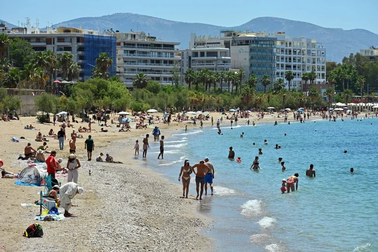 Καλοκαιρινές θερμοκρασίες και 35άρια έφερε ο Ιούνιος –  Μαζικές εξορμήσεις στις παραλίες