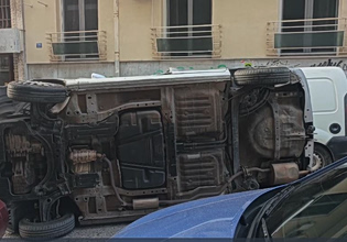 Τροχαίο με ανατροπή αυτοκινήτου στην πλατεία Κολιάτσου – Απεγκλωβίστηκε ο οδηγός