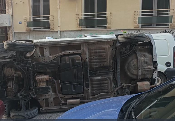 Τροχαίο με ανατροπή αυτοκινήτου στην πλατεία Κολιάτσου – Απεγκλωβίστηκε ο οδηγός