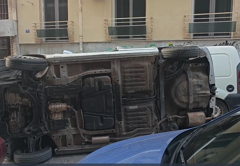 Τροχαίο με ανατροπή αυτοκινήτου στην πλατεία Κολιάτσου – Απεγκλωβίστηκε ο οδηγός