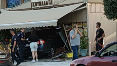 Θεσσαλονίκη: Αυτοκίνητο καρφώθηκε σε τζαμαρία παντοπωλείου – Δύο τραυματίες στο νοσοκομείο