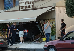 Θεσσαλονίκη: Αυτοκίνητο καρφώθηκε σε τζαμαρία παντοπωλείου – Δύο τραυματίες στο νοσοκομείο