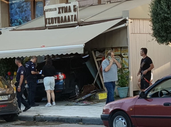 Θεσσαλονίκη: Αυτοκίνητο καρφώθηκε σε τζαμαρία παντοπωλείου – Δύο τραυματίες στο νοσοκομείο