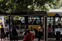 Το «θρυλικό» λεωφορείο που διασχίζει το μισό Λεκανοπέδιο και τερματίζει στη θάλασσα