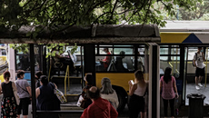 Το «θρυλικό» λεωφορείο που διασχίζει το μισό Λεκανοπέδιο και τερματίζει στη θάλασσα