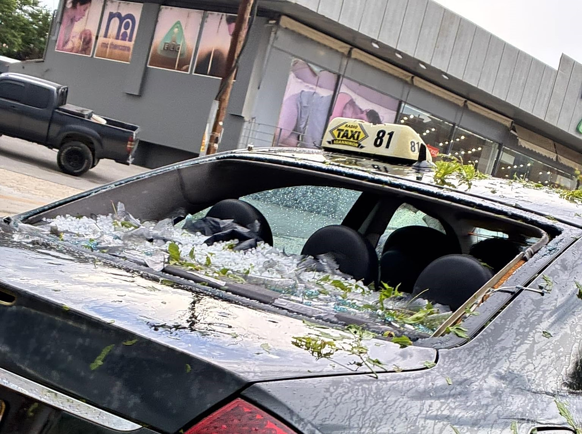 Σφοδρή χαλαζόπτωση χτύπησε στα Ιωάννινα – Έσπασαν παρμπρίζ αυτοκινήτων, πλημμύρισαν κτίρια