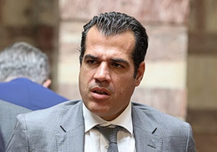 Πλεύρης στη Βουλή: Πανηγυρίζει για τα «return hubs», στρατόπεδα κράτησης, για παράνομους μετανάστες
