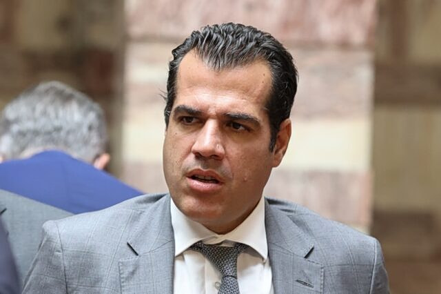 Πλεύρης στη Βουλή: Πανηγυρίζει για τα «return hubs», στρατόπεδα κράτησης, για παράνομους μετανάστες