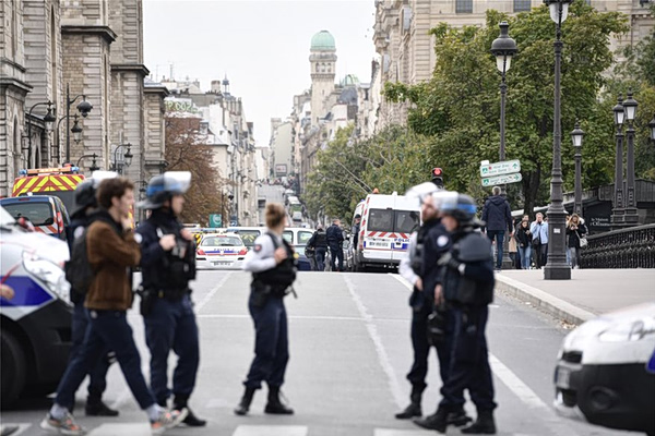Eπίθεση με μαχαίρι στο Παρίσι – Τρεις γυναίκες τραυματίστηκαν, οι δύο σοβαρά