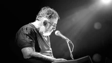 Πάντα γελαστοί και γελασμένοι: Τα τραγούδια του Θάνου Μικρούτσικου «ζωντανεύουν» στη Μονή Λαζαριστών