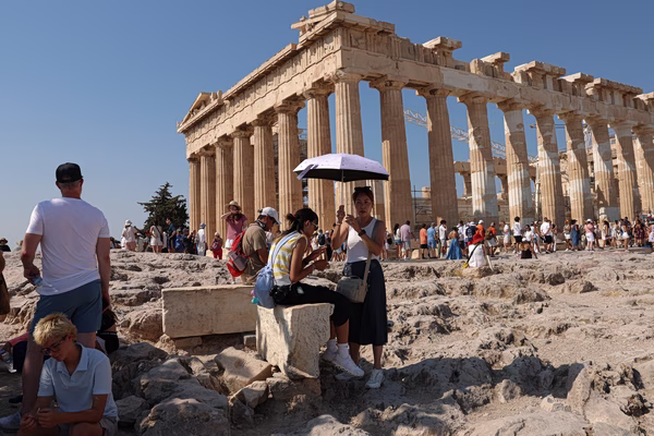 ΕΛΑΣ γα πολυνομοσχέδιο ΥΠΠΟ: «Posokanei» ο κίονας της Ακρόπολης; Ο Ηνίοχος των Δελφών;
