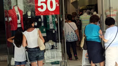 Πρεμιέρα για τις θερινές εκπτώσεις τη Δευτέρα – Ανοιχτά τα μαγαζιά την ερχόμενη Κυριακή