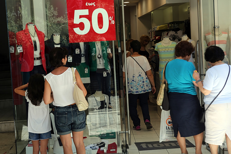 Πρεμιέρα για τις θερινές εκπτώσεις τη Δευτέρα - Ανοιχτά τα μαγαζιά την ερχόμενη Κυριακή