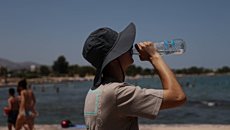 Συνθήκες καύσωνα μέχρι την Τετάρτη – Συνεδρίασε η Επιτροπή Εκτίμησης Κινδύνου