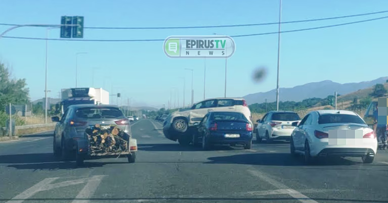 Τροχαίο στα Ιωάννινα: Αυτοκίνητα συγκρούστηκαν και το ένα… σκαρφάλωσε πάνω στο άλλο – Δείτε εικόνες