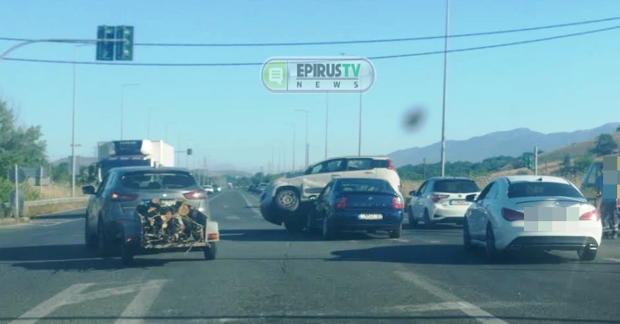 Τροχαίο στα Ιωάννινα: Αυτοκίνητα συγκρούστηκαν και το ένα… σκαρφάλωσε πάνω στο άλλο – Δείτε εικόνες