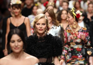 Εύα Χερτζίκοβα – Το top model των 90s παντρεύτηκε τον αγαπημένο της μετά από 25 χρόνια σχέσης και 3 παιδιά