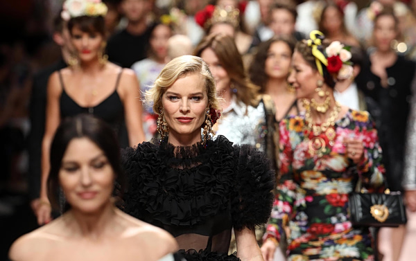 Εύα Χερτζίκοβα – Το top model των 90s παντρεύτηκε τον αγαπημένο της μετά από 25 χρόνια σχέσης και 3 παιδιά