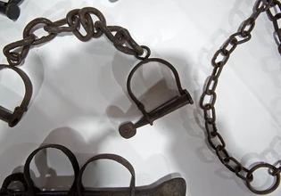 Οι αλυσίδες που φόρεσαν πάνω από 12 εκατομμύρια σκλάβοι: ένα ζοφερό ντοκουμέντο της μαύρης ιστορίας των ΗΠΑ
