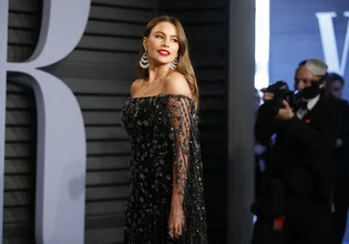 Gia mas: Η Σόφια Βεργκάρα ξετρελάθηκε με το ούζο (και τη Μύκονο)