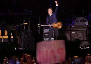 Ο Πολ ΜακΚάρτνεϊ έφερε το «I Want to Hold Your Hand» στο γάμο της Τέιλορ Σουίφτ