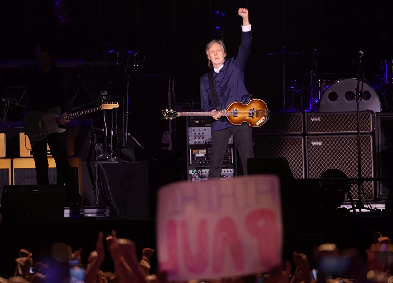Ο Πολ ΜακΚάρτνεϊ έφερε το «I Want to Hold Your Hand» στο γάμο της Τέιλορ Σουίφτ