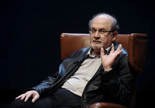 Ο Σαλμάν Ρούσντι ζήτησε από τους Βρετανούς να αρχίσουν διδάσκουν ιστορία στα σχολεία