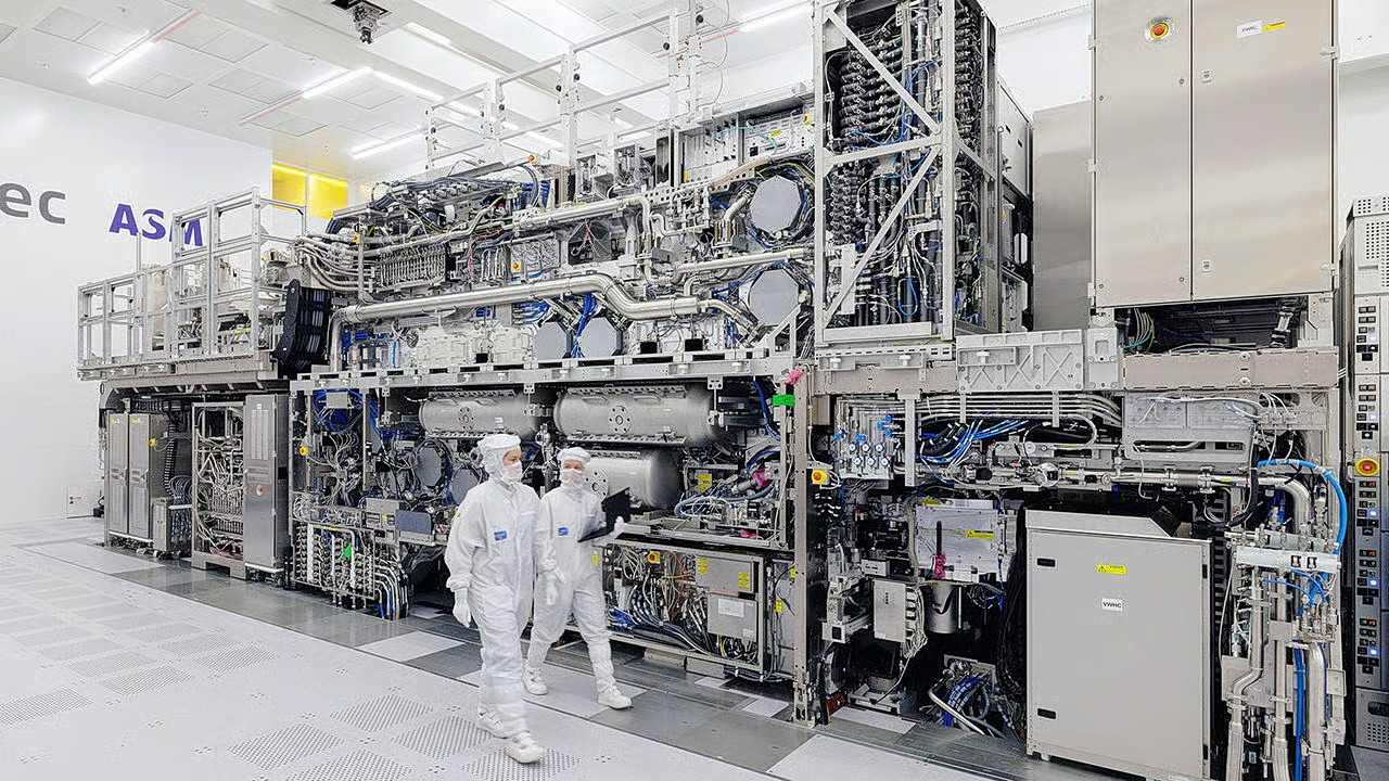 Οι μηχανές λιθογραφίας της ASML έχουν μέγεθος λεωφορείου και κοστίζουν εκατοντάδες εκατομμύρια δολάρια (ASML)