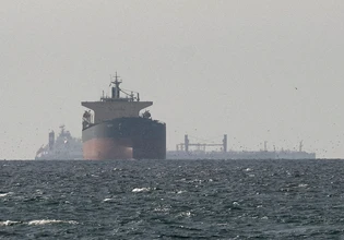 Περσικός Κόλπος: Εγκλωβισμένα επί τέσσερις μήνες 130 δεξαμενόπλοια και πλοία μεταφοράς αερίου