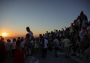 Από τα ελληνικά νησιά έως τα Τίρανα και τη Βαρκελώνη: Οι διαμαρτυρίες αποκαλύπτουν το τίμημα του υπερτουρισμού στην Ευρώπη