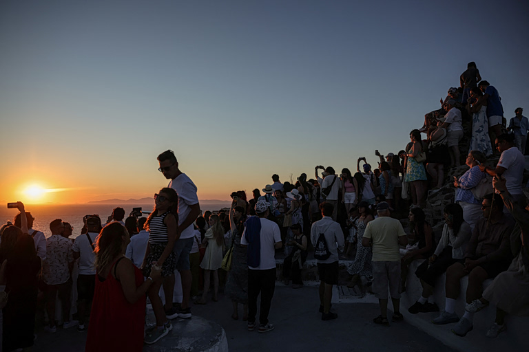 Από τα ελληνικά νησιά έως τα Τίρανα και τη Βαρκελώνη: Οι διαμαρτυρίες αποκαλύπτουν το τίμημα του υπερτουρισμού στην Ευρώπη
