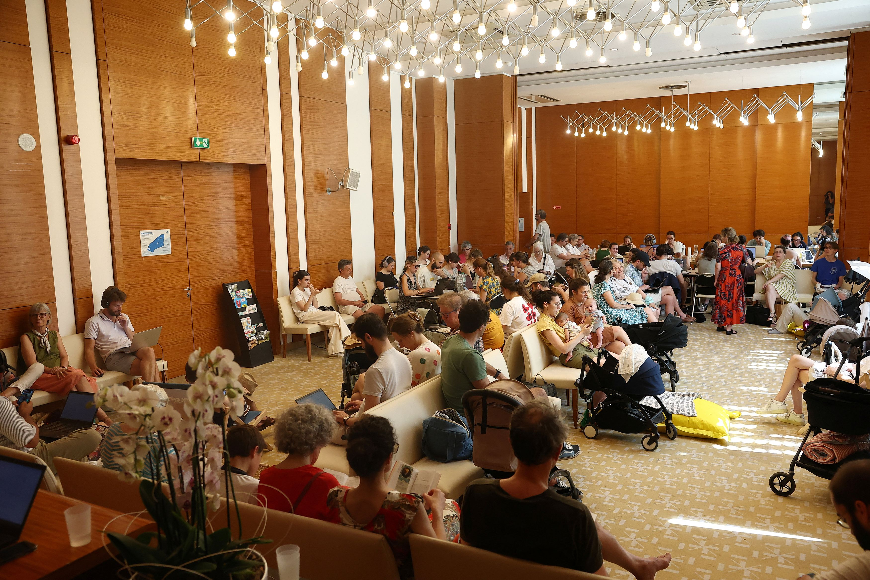 Στη διάρκεια του τελευταίου καύσωνα οι Γάλλοι συνωστίζονταν σε δημόσιους κλιματιζόμενους χώρους (Reuters)