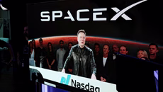 Η SpaceX φέρεται να ετοιμάζει φορετή συσκευή AI