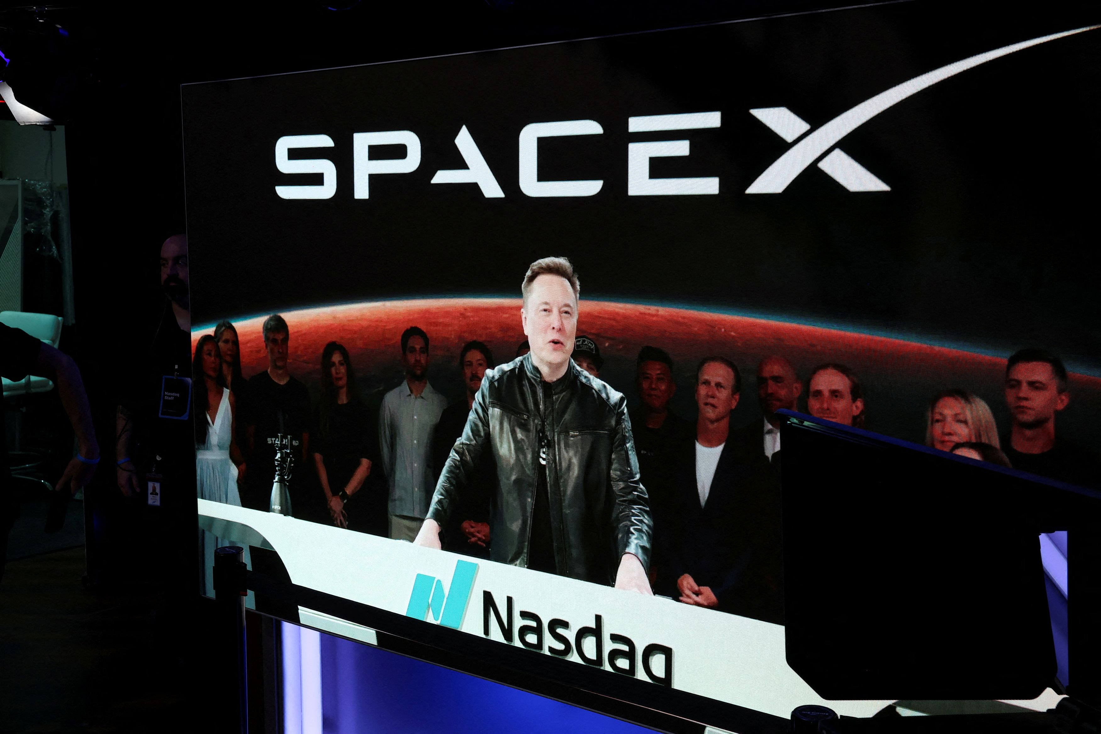 Η SpaceX φέρεται να ετοιμάζει φορετή συσκευή AI
