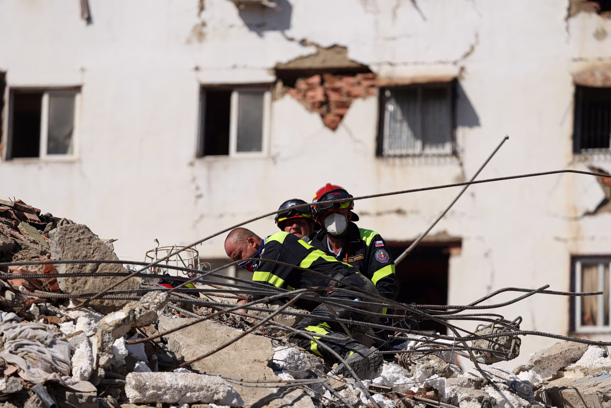 Βενεζουέλα: Άνδρας βρέθηκε ζωντανός 7 ημέρες μετά τους σεισμούς – Πασχίζουν να τον ανασύρουν από τα συντρίμμια