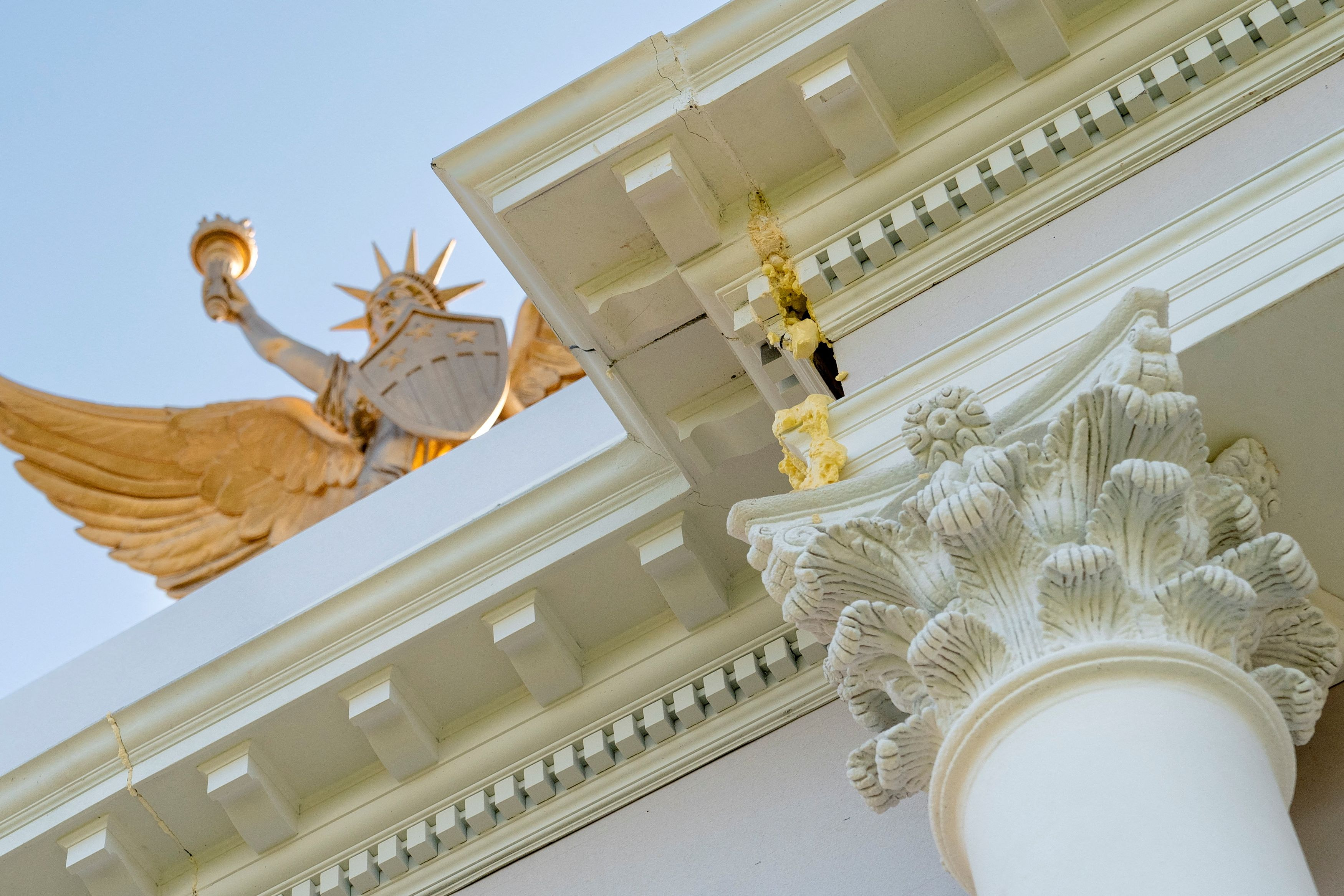 Οικοδομικό υλικό αναβλύζει από ένα μικρότερο αντίγραφο της προτεινόμενης από τον πρόεδρο των ΗΠΑ Ντόναλντ Τραμπ «Αψίδας του Θριάμβου», ύψους περίπου 76 μέτρων, στην έκθεση Great American State Fair, στο National Mall στην Ουάσινγκτον, την 1η Ιουλίου 2026. REUTERS/Cheney Orr