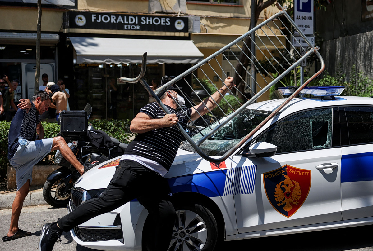 Αλβανία: Συγκρούσεις διαδηλωτών με την αστυνομία έξω από το κοινοβούλιο