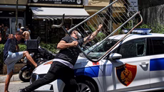 Αλβανία: Συγκρούσεις διαδηλωτών με την αστυνομία έξω από το κοινοβούλιο