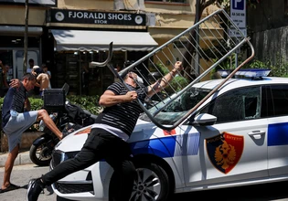 Αλβανία: Συγκρούσεις διαδηλωτών με την αστυνομία έξω από το κοινοβούλιο