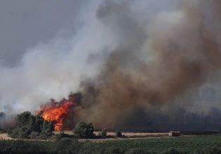 Τουλάχιστον 2000 πυροσβέστες έχουν ριχτεί στις μάχες με τις φλόγες στη νότια Γαλλία
