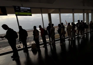 Εως και 5 ώρες αναμονής στα αεροδρόμια λόγω του νέου μέτρου αυτοματοποιημένων ελέγχων – Τι απαντά η Φον ντερ Λάιεν